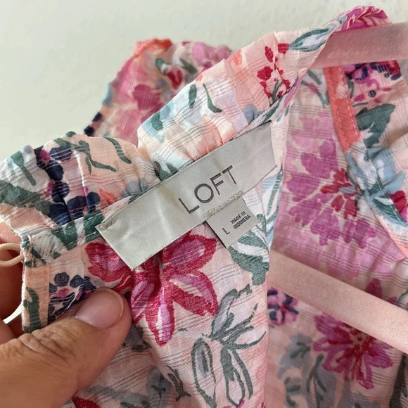 LOFT Floral Mock Neck Flutter Sleeve Top size L - Picture 5 of 9